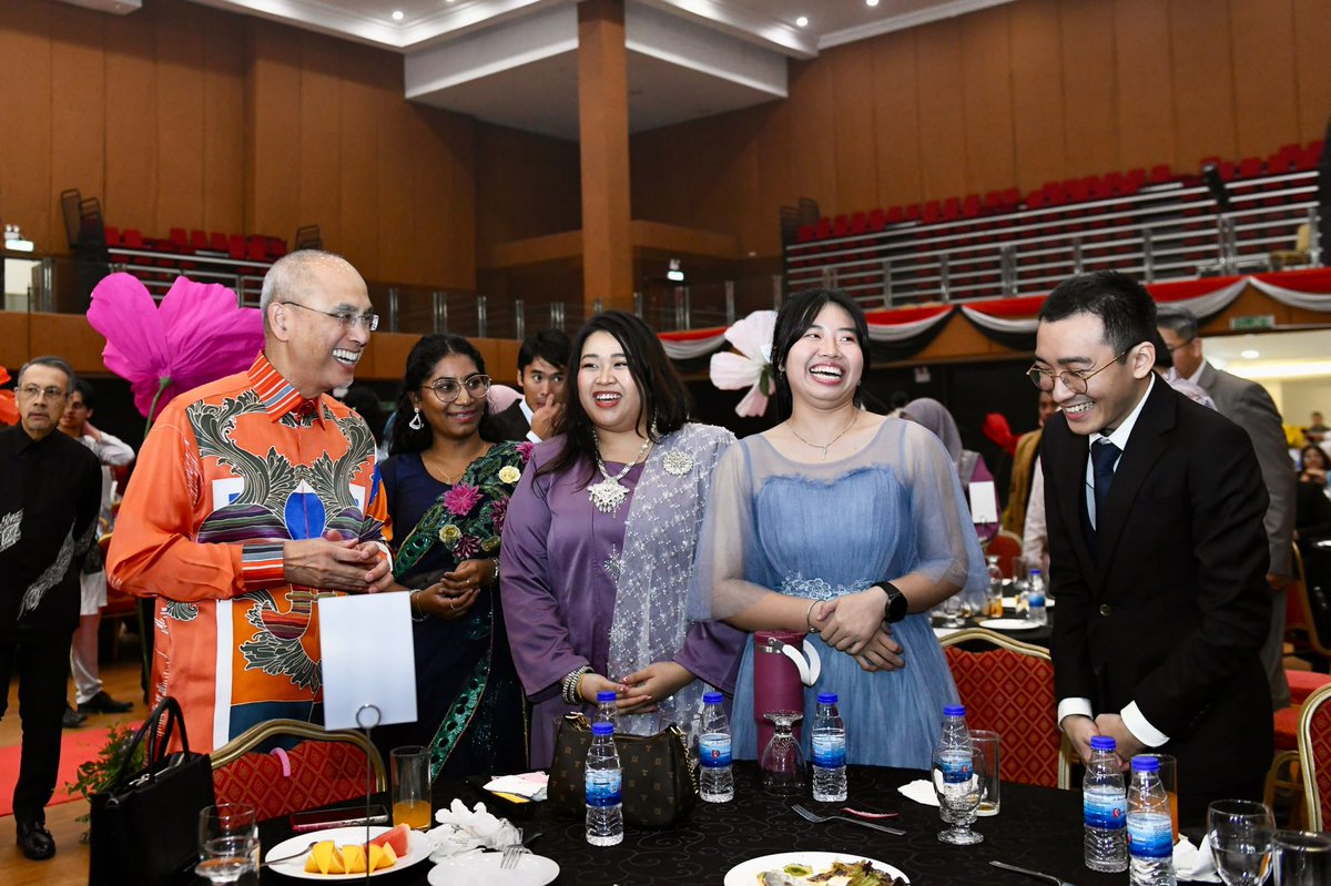 MohdShukriYajid's tweet photo. Cherished moments with our students and alumni at the Faculty of Health & Life Sciences Gala Dinner 2026. It was wonderful to reconnect, share memories and celebrate the strong bonds built through @MSUMalaysia. May our students and alumni continue to carry the MSU spirit forward, inspiring others and making meaningful contributions wherever they go. @MSUmalaysiaFHLS #BeMSUrians #MSUrians #FHLSGalaDinner2026 #MSUsdg4 #MSUsdg16