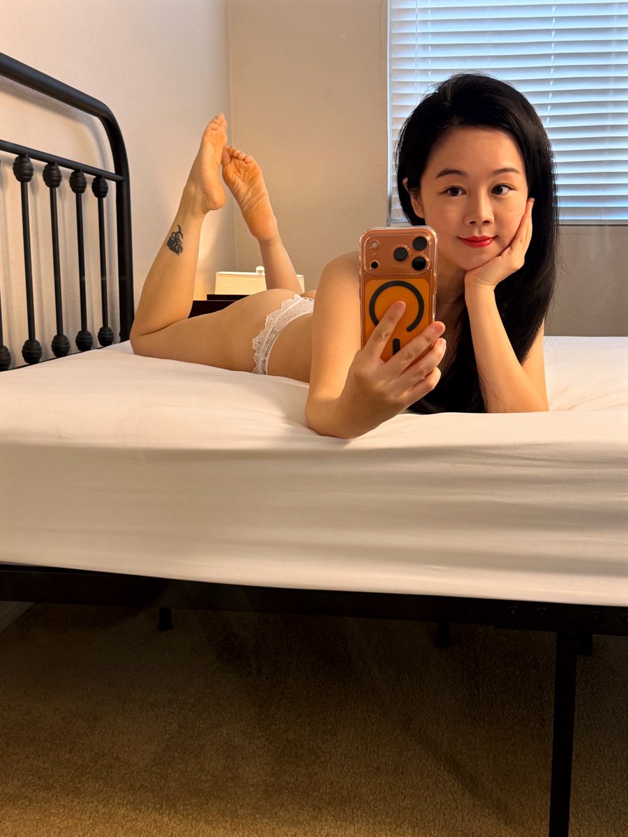 Yoursolemate123's tweet photo. Where are you looking? 

#wrinkledsoles #baresoles #feet https://t.co/GjGDvlnuUU