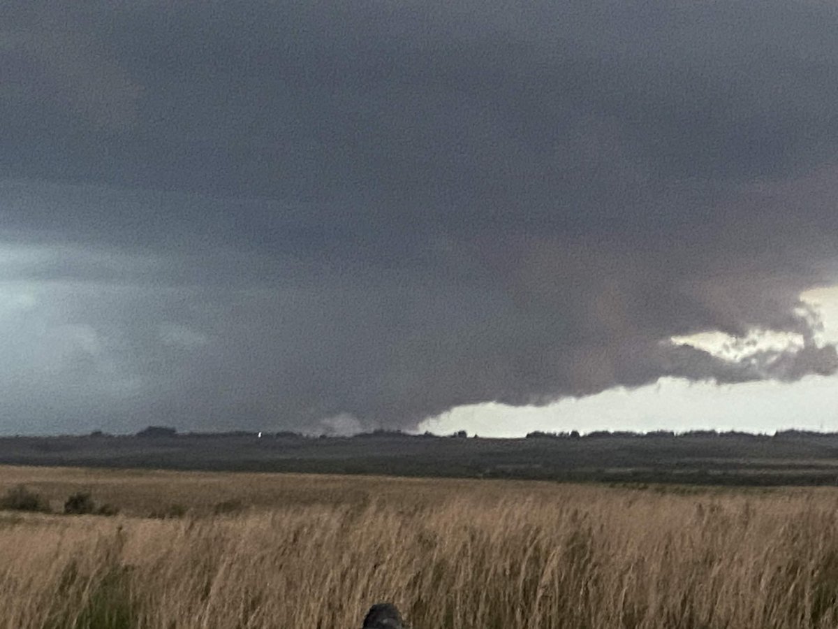 willbrattonwx's tweet photo. POSSIBLE TORNADO near Alegrete, RS 🇧🇷 an hour or so ago!

Insane structure with a sunset-lit supercell.

Day 1 of our Brazil coverage complete! Tomorrow expected to be a higher end day.

📸 @TheNaderMike 
📍Alegrete, Rio Grande Do Sul, Brazil https://t.co/DiuVyfzkNl