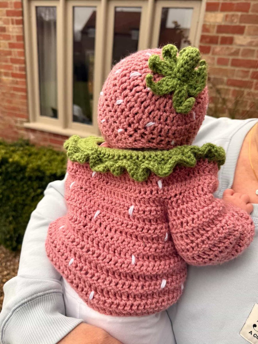 Brunnoribeiro's tweet photo. Strawberries and @elllefryer’s little strawbaby enjoying her set. I’ve started my May waitlist early and can’t wait to see all your Strawbabies! https://t.co/7WcrScjFaH