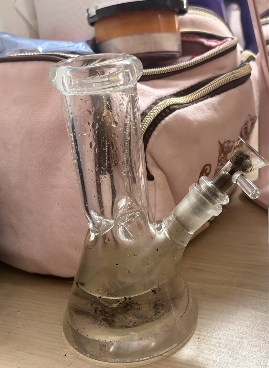 hailey907akk's tweet photo. got my 1st bongg this morning as well <3 https://t.co/8x4grbEry1