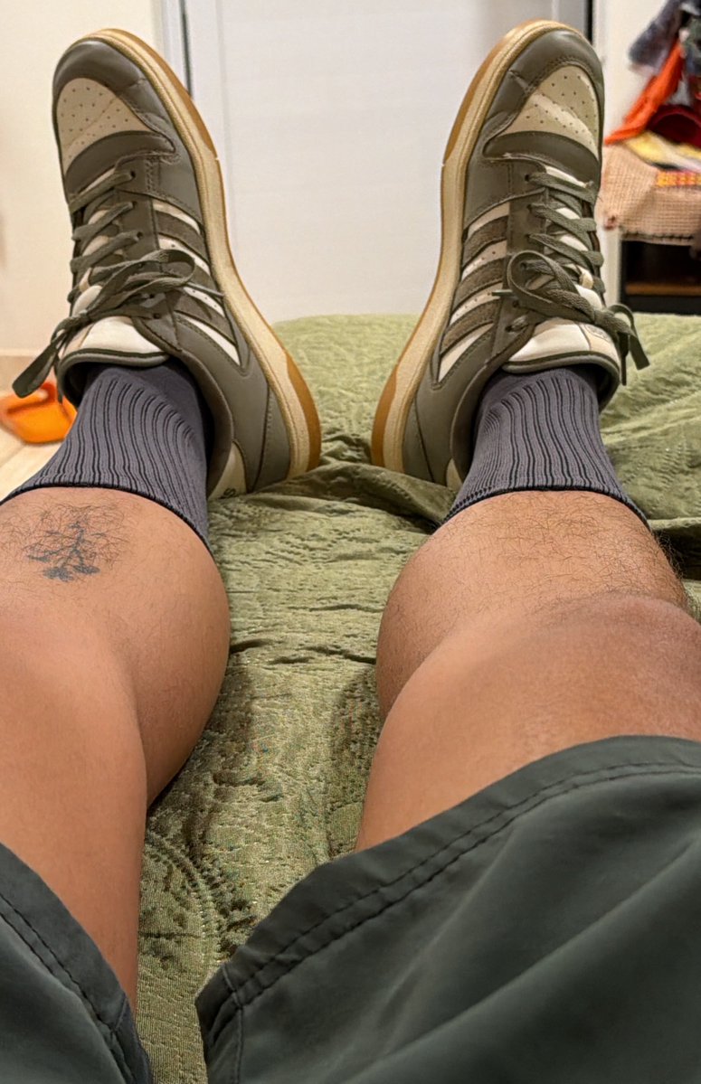 Malik_Alamo's tweet photo. O queridinho de vocês aí, já to pra jogar esse tênis fora, o cheiro dele tá foda já … mas sei que tem sub que curte #malefeet https://t.co/eKQVslhmp1