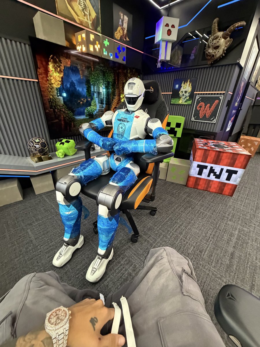 AlexNcewcq's tweet photo. Mejor hay que poner al robot que hable con spreen por que para que westcol desperdicie palabras con ese argentino imbecil mejor que hable con el robot. https://t.co/UzqLMFSsMY