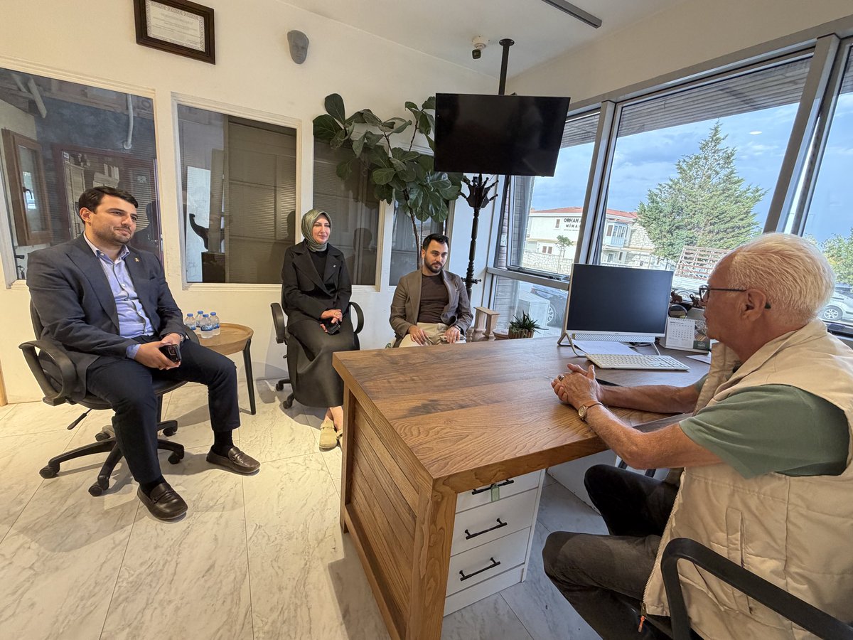 cesmeakparti's tweet photo. İlçe Başkanımız Sn.Pınar AYYILDIZ ÖZEN, İlçe Koordinatörümüz Sn.Emre NASIR ve İlçe Teşkilatımız; “Türkiye Yüzyılı Buluşmaları” kapsamında İlçemizi ziyaret eden MKYK üyemiz Sn.Fatih Sadullah SELMAN ile beraber,   Kıbrıs Gazimiz Sn.Salih PALABIYIKOĞLU’nu iş yerinde ziyaret ettik. https://t.co/u1fQoNDvMt
