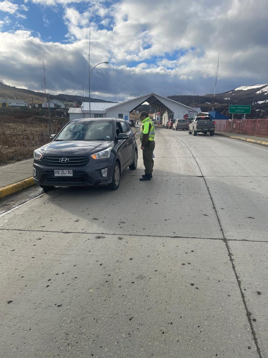 CarabMagallanes's tweet photo. Esta tarde, @Carabdechile de los retenes #Dorotea y #CerroGuido se mantuvieron realizando servicios de tránsito. A su vez funcionarios de la Subcomisaría #CasasViejas junto a Inspectores del @SII_Chile efectuaron fiscalizaciones aleatorias a conductores.
#CarabinerosDelCentenario https://t.co/VOoarobxk5