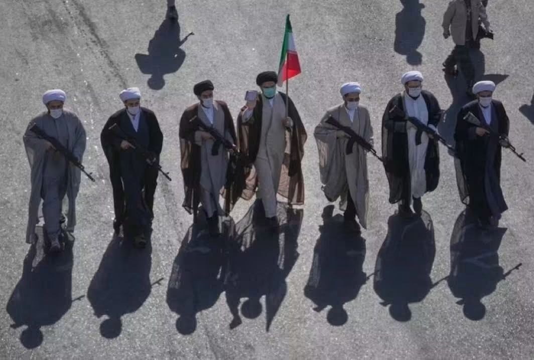 N0_hizbollah's tweet photo. الحذر الحذر من دواعش الشيعة التكفريين الإيرانيين 

مهزومون… محاصرون…  
يخسرون الحرب الاقتصادية،
 والحصار يقطع مصادر رزق إرهاب نظامهم.

مجانين سينشرون إرهابهم ضد المدنيين لرفع الحصار… مهما كلف الثمن.

احذروا استهداف المطارات وخطف الطائرات.  
عدوهم الحقيقي العرب والخليج.

انتبهوا… إرهابهم القادم قادم لا محالة.