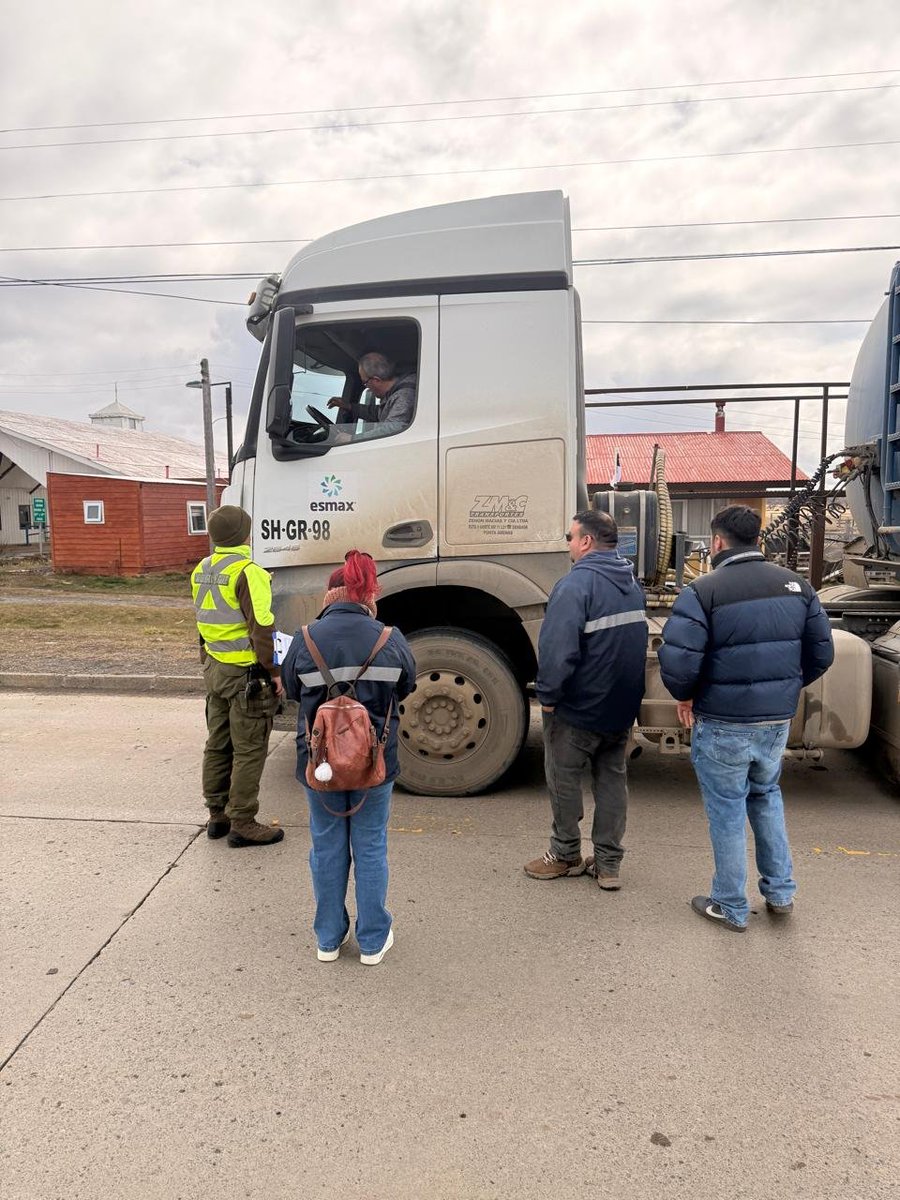 CarabMagallanes's tweet photo. Esta tarde, @Carabdechile de los retenes #Dorotea y #CerroGuido se mantuvieron realizando servicios de tránsito. A su vez funcionarios de la Subcomisaría #CasasViejas junto a Inspectores del @SII_Chile efectuaron fiscalizaciones aleatorias a conductores.
#CarabinerosDelCentenario https://t.co/VOoarobxk5