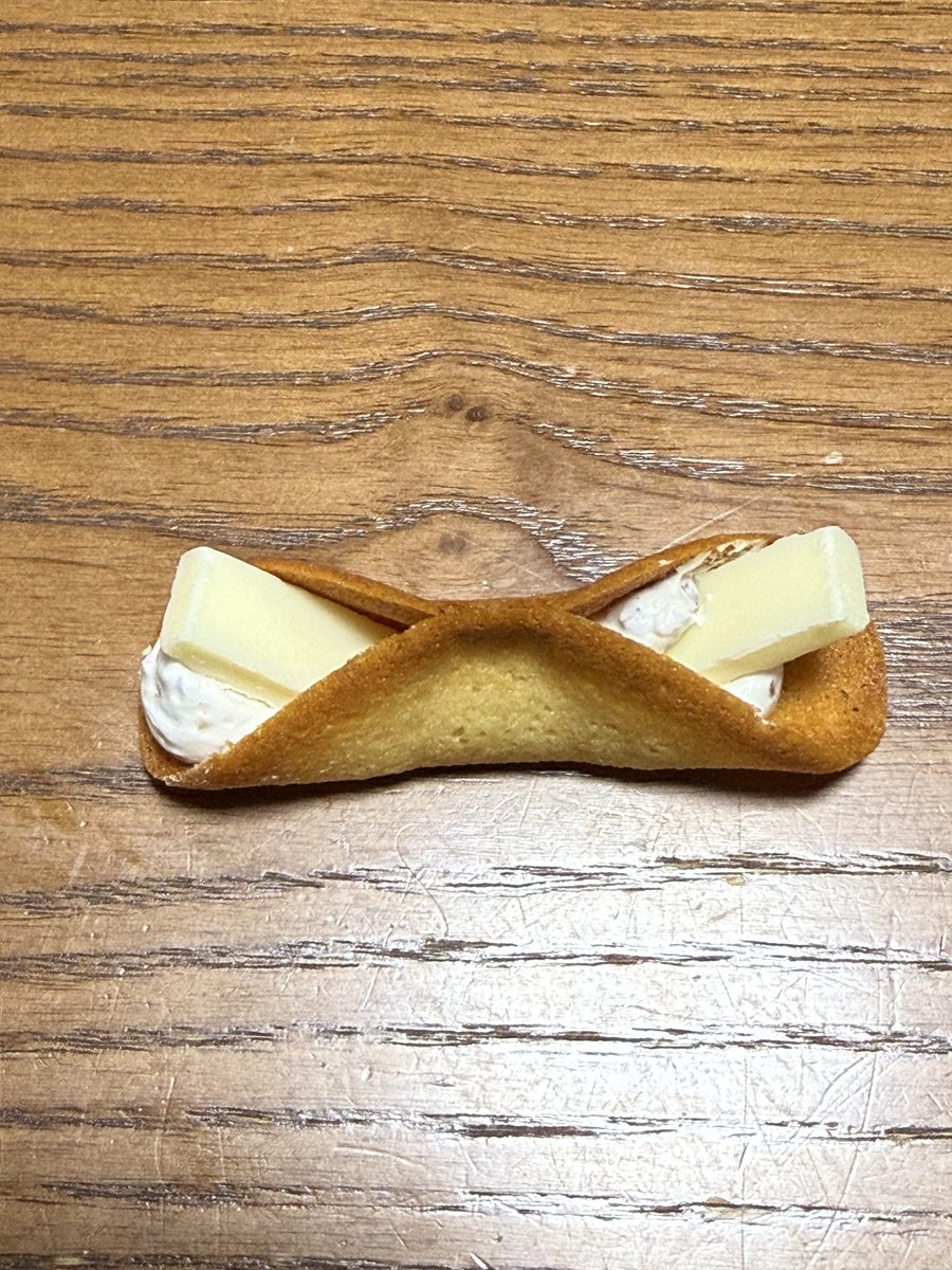 maity__hiro's tweet photo. 知り合いからいただいた東京のお土産🎁
早い時間に行かないと売り切れるくらい人気らしい…😅
チーズとクリームがいい感じに合わさって美味しかったです😋 https://t.co/uPEbikl9rf