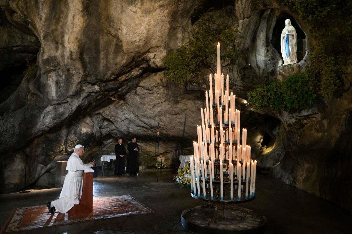 The_CFNews's tweet photo. On the second day of his Apostolic Journey, Pope Leo visited the Grotto of Lourdes where then lead the crowd in prayers and offered a golden rose. https://t.co/4lhTDFaVfS