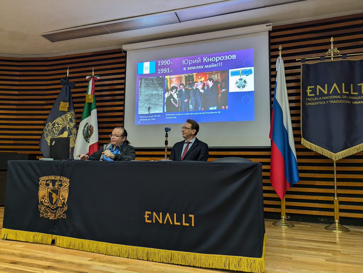 EmbRusiaMexico's tweet photo. 🇷🇺🇲🇽 Yuri Knórozov: el científico ruso que abrió al mundo la escritura Maya

En la ENALLT-UNAM se celebró una conferencia dedicada al destacado científico soviético Yuri Knórozov, presentada por el reconocido experto Juan Carlos Domínguez.

Los Mayas fueron una de las grandes civilizaciones de la historia y una de las pocas que crearon su propio sistema de escritura. Tras el establecimiento del régimen colonial español, casi todos sus manuscritos fueron destruidos y el conocimiento de su escritura se perdió durante siglos.

En 1952, cuando apenas tenía 30 años, Knórozov encontró la clave para descifrar la escritura Maya.

Su hazaña científica permitió al mundo volver a oír la voz de una de las civilizaciones más grandes de la historia de la humanidad.

🐱 También se puede descubrir qué papel desempeñó su gata Asya en su trabajo científico. 😉

🙏 Agradecemos a las autoridades de la ENALLT-UNAM su hospitalidad y su apoyo a la realización de esta conferencia.

🎥 Aquí puedes ver la grabación de la conferencia: 
https://t.co/k1xx2DHvSd