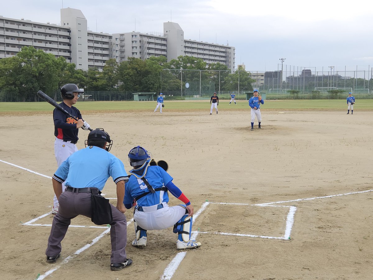 840s's tweet photo. 大阪北リーグ草野球大会
９月２７日
予定通り開催してます
ジョーズ対フジケ��� https://t.co/dhslBNONYs