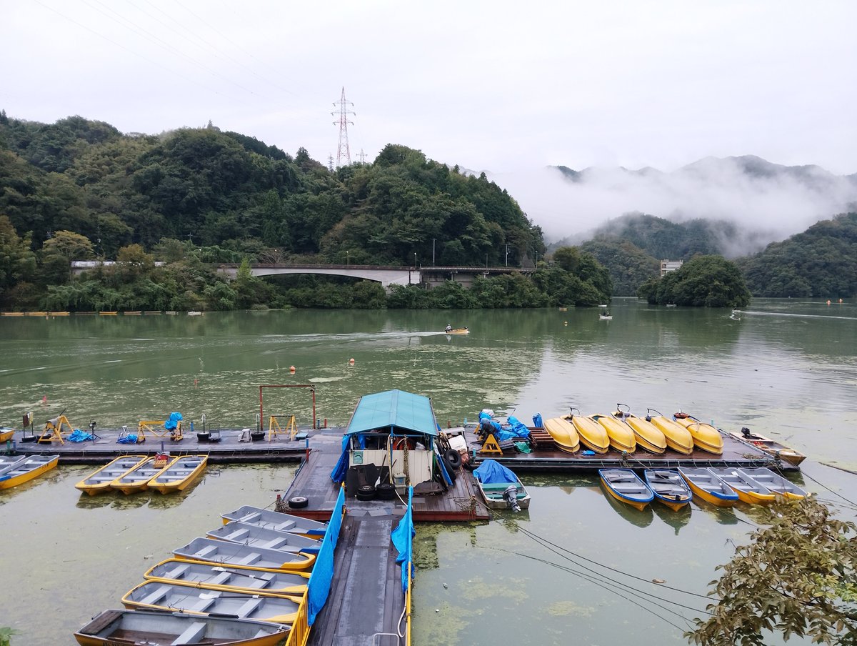 OGAWATEI_boat's tweet photo. 9/26(土) おはようございます☁️

午前6時30分の相模湖
水位　満水
水質     やや濁り気味、所々浮草
水温     19.8℃
曇天☁️　終日曇りの予報
最高気温24℃   風速1~2m🍃

皆さま、良い日曜日を❗
#相模湖 #小川亭 #ブラックバス 
本日の日の出 ∶午前5時32分　
満水になりました。
一時的に超満水になることも！
今後の水位変化は台風次第🌀

⭕️バス写真は昨日の釣果🎣🎣