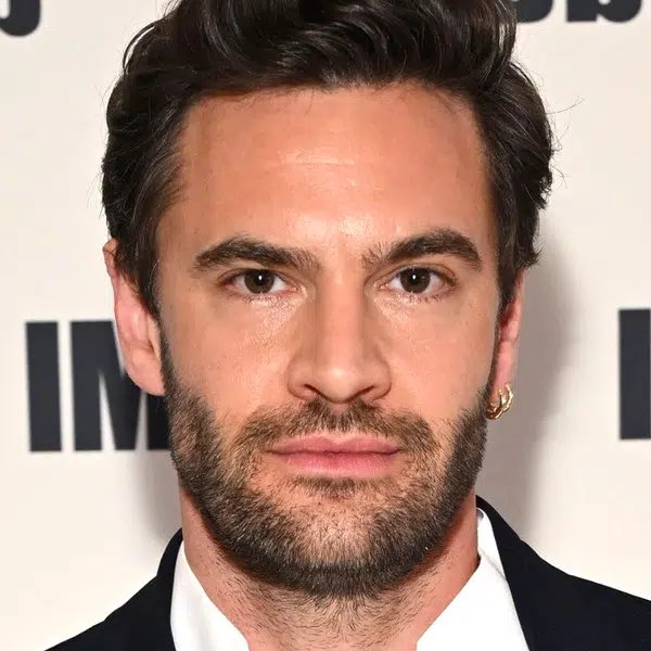 hauntxmexthen's tweet photo. *watching TLH with my mom*

mom: that’s daisy’s husband?
me: yes!
mom: he looks like satan
me: …what?
mom: you know, satan! you used to watch that show about him 
me: …do you mean LUCIFER??

also, why is she right??? https://t.co/rkQe9ihtg0