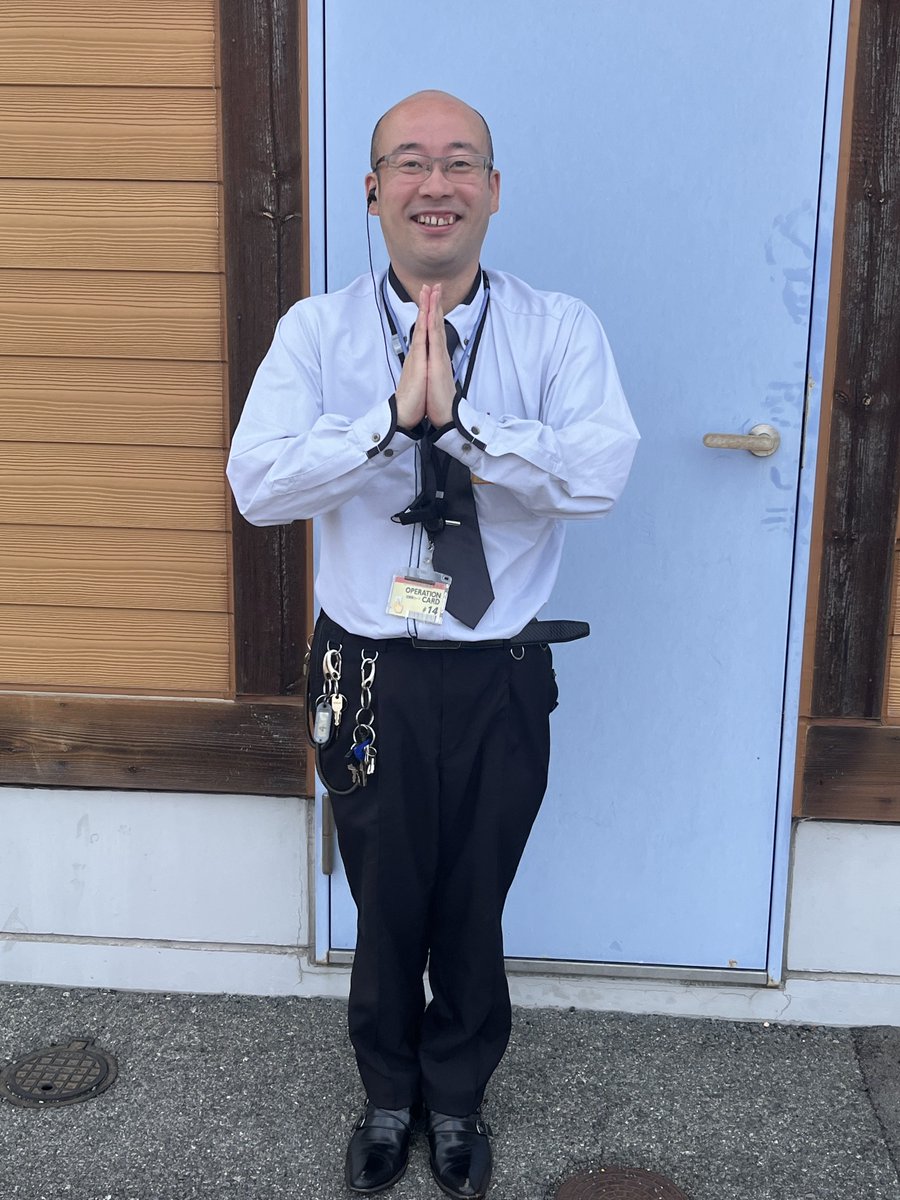 4a8vj's tweet photo. おはようございます
シャイニング店長です
モットーは
「今日も明るく、元気に照らす！」
ナンって……
なんでこんなに美味しいんでしょう🤔
気づけばナンが消えている。
今日も美味しく
感謝イニング
(＾ω＾)

#シャイニング店長 #ダイナム #パチンコ #感謝イニング #カレー #ナン https://t.co/y0oK9XTDZd