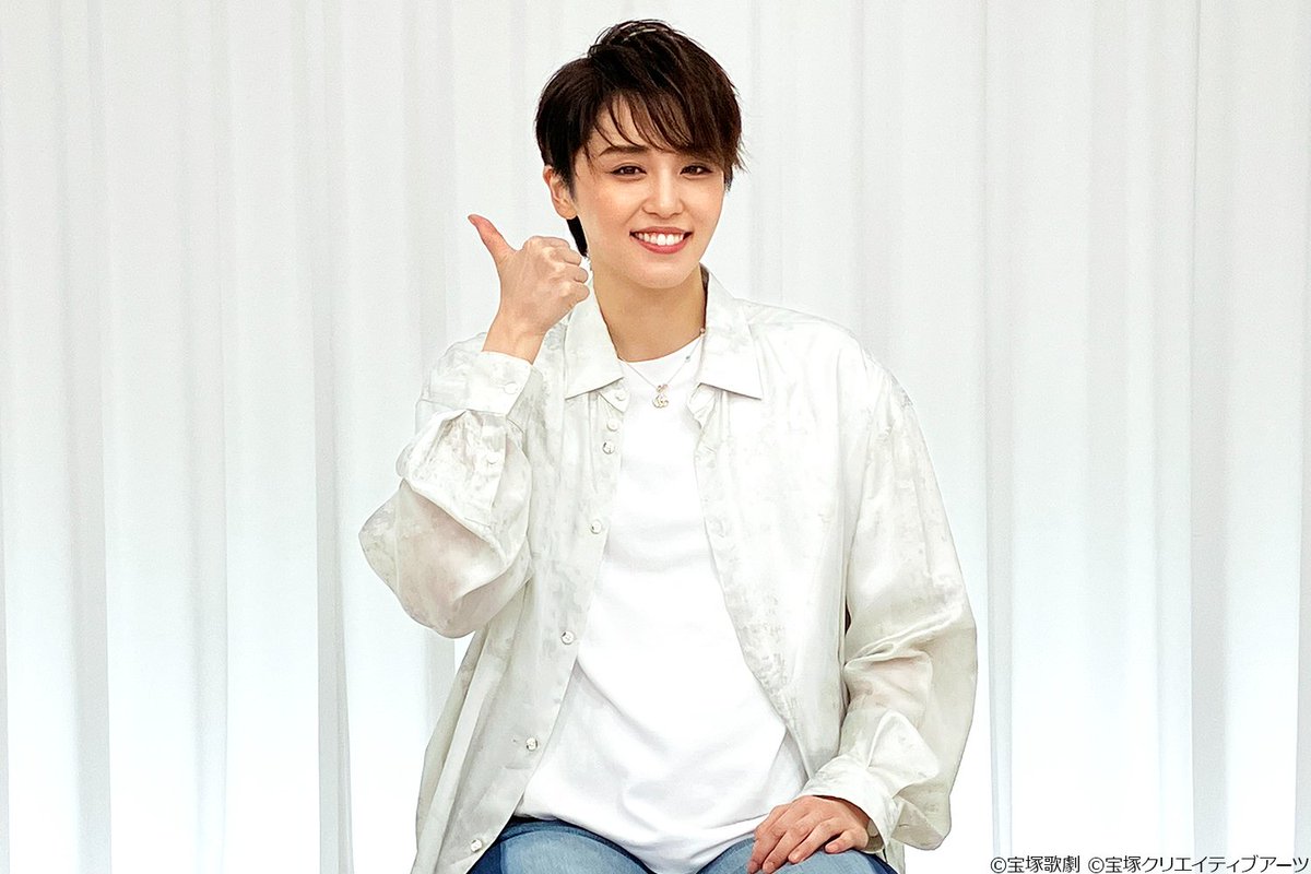 skystage_info's tweet photo. 【LOCK ON！‐スター徹底検証‐#37】
暁千星のパーソナルな魅力を分析する番組、ただ今、好評放送中✨月組時代を知るOGほか5名の愛ある証言映像、星組生から慕われるエピソードが満載の楽しいアンケート回答は、必見! 笑顔でいつものゆるふわ感に満ち、ナチュラルなリアクションと共に真摯に受け止める暁の姿が印象的です♪ぜひご覧ください💙
