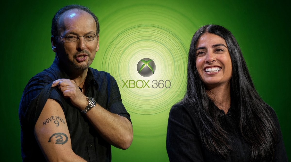 XBrassa's tweet photo. O homem que comandou o XBOX 360 apostou na Asha Sharma. E dá pra entender o porquê.

A era do 360 marcou uma geração inteira, e muita gente ainda fala dela com saudade. A Asha não tem que copiar aquela época, porque o mundo mudou: hoje tem PC, Game Pass, nuvem, e o XBOX joga em várias frentes ao mesmo tempo. Mas tem coisa daquele período que ainda serve direitinho.

Identidade, por exemplo. O Peter Moore anunciou o Halo 2 mostrando uma tatuagem no braço, e quando a luz vermelha da morte estourou, foi ele que deu a cara e estendeu a garantia pra três anos. O XBOX tinha personalidade e alguém que respondia por ele. Quando a Asha assumiu e choveu "não é gamer", foi o próprio Moore que saiu em defesa dela, lembrando que ele também veio de fora. E identidade foi justamente por onde ela começou: acabou com o nome Microsoft Gaming porque "o XBOX precisa ser a nossa identidade".

E tinha motivo pra ter o console. A Microsoft brigava por tudo: exclusivo próprio de peso e até conteúdo de terceiros, como os episódios de GTA IV, que custaram 50 milhões de dólares pra sair primeiro no XBOX. O Summer of Arcade trouxe Braid, Castle Crashers e depois Limbo, e o XBOX virou a casa dos indies. Com os estúdios que a Asha tem na mão hoje, dá pra recuperar essa sensação de que as coisas boas acontecem primeiro aqui.

E o 360 também foi o console que chegou antes e chegou forte. O Project Helix pode ser esse momento de novo: a Asha já disse que a ideia é liderar em performance, e ele vai rodar jogos de XBOX e de PC no mesmo aparelho. Nenhum console fez isso até hoje.

Ninguém tá pedindo pra voltar pra 2006. Mas muita gente, eu incluso, virou XBOX por causa do 360. E até agora a Asha tá indo muito bem: em poucos meses devolveu a identidade pra marca, teve coragem de mexer nos estúdios e bateu o pé nos exclusivos. Ela tá no caminho de fazer o legado do 360 ressurgir, e eu tô com ela.