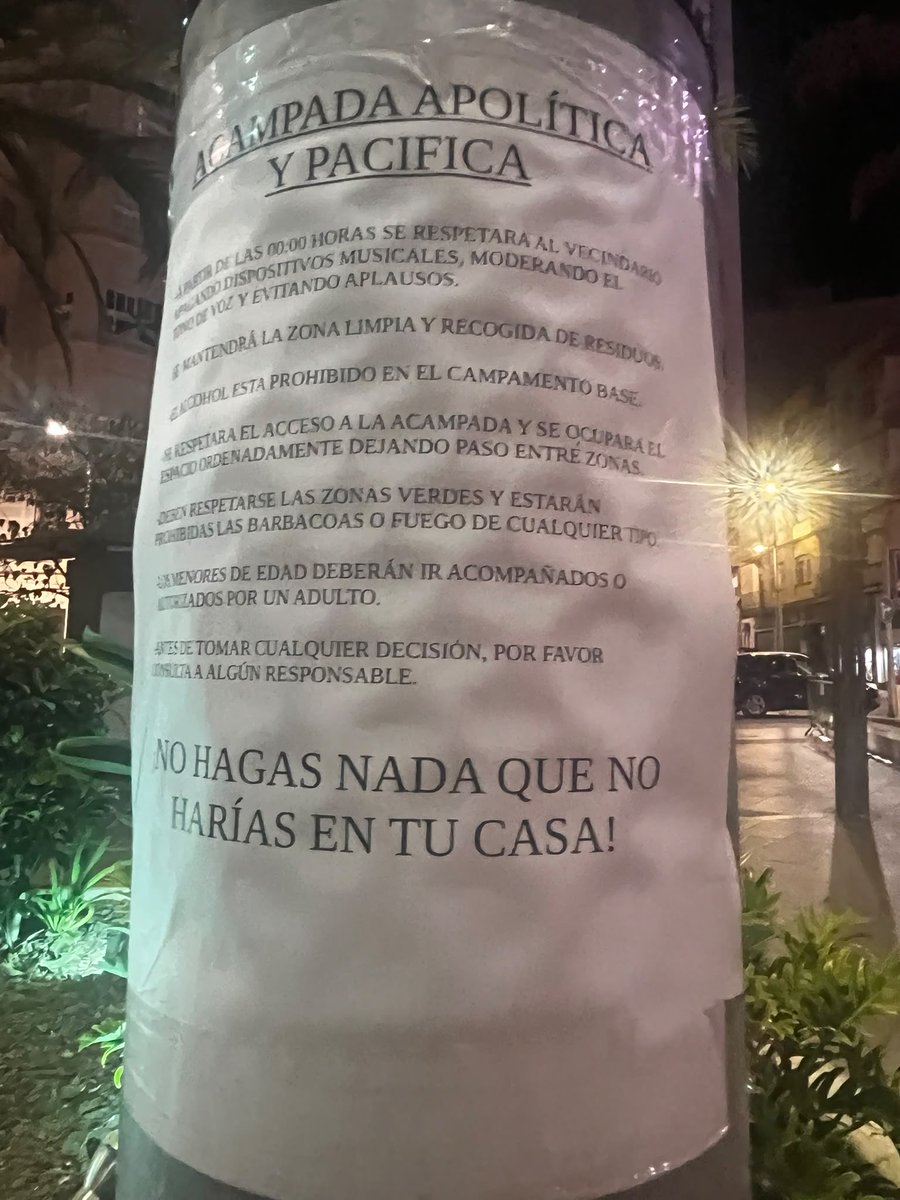 burgosusana's tweet photo. 🔴Muchos ceutíes han vuelto este sábado-noche a la acampada frente a la Delegación del Gobierno con ganas de desahogarse y contarse cómo han superado la semana. 

La octava ya con #Ceuta invadida.

Varias decenas de ellos se quedarán a dormir. https://t.co/IUxnNzv16a