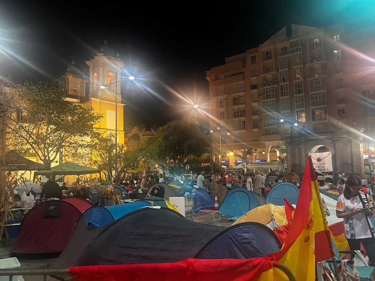 burgosusana's tweet photo. 🔴Muchos ceutíes han vuelto este sábado-noche a la acampada frente a la Delegación del Gobierno con ganas de desahogarse y contarse cómo han superado la semana. 

La octava ya con #Ceuta invadida.

Varias decenas de ellos se quedarán a dormir. https://t.co/IUxnNzv16a