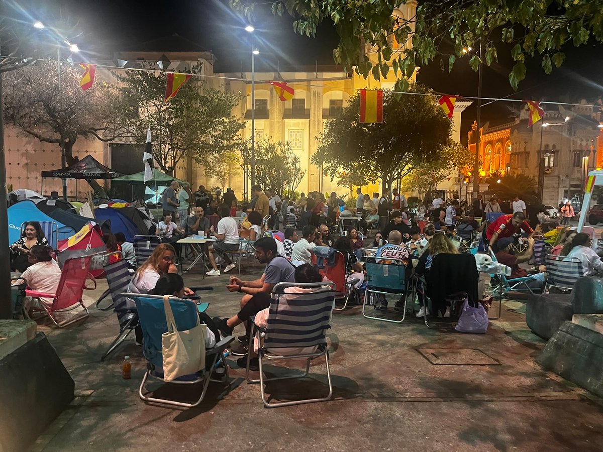 burgosusana's tweet photo. 🔴Muchos ceutíes han vuelto este sábado-noche a la acampada frente a la Delegación del Gobierno con ganas de desahogarse y contarse cómo han superado la semana. 

La octava ya con #Ceuta invadida.

Varias decenas de ellos se quedarán a dormir. https://t.co/IUxnNzv16a