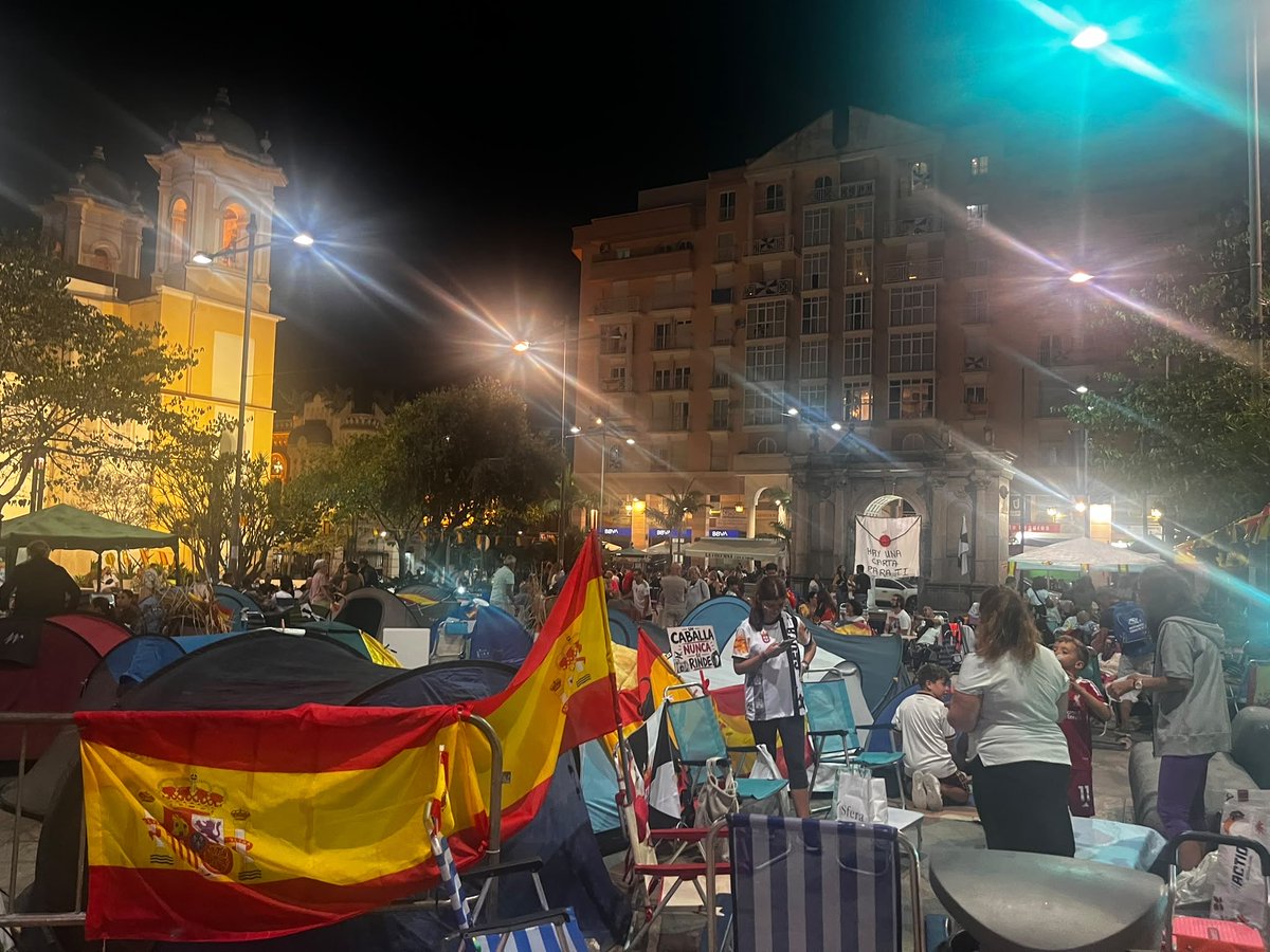 burgosusana's tweet photo. 🔴Muchos ceutíes han vuelto este sábado-noche a la acampada frente a la Delegación del Gobierno con ganas de desahogarse y contarse cómo han superado la semana. 

La octava ya con #Ceuta invadida.

Varias decenas de ellos se quedarán a dormir. https://t.co/IUxnNzv16a