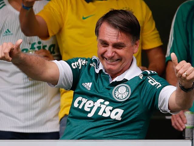 thairizard's tweet photo. Enquanto o Lula Bandido da Silva fica sacaneando o Palmeiras.

O Jair Mito Bolsonaro tava assim.

Nunca foi tão fácil escolher um lado. https://t.co/8MNrEXfdM5