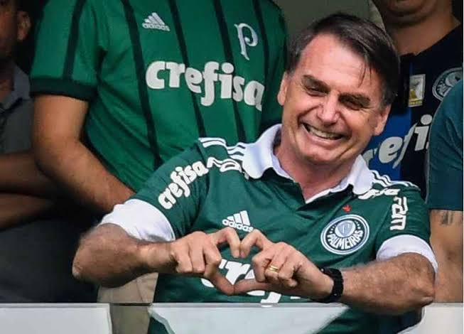 thairizard's tweet photo. Enquanto o Lula Bandido da Silva fica sacaneando o Palmeiras.

O Jair Mito Bolsonaro tava assim.

Nunca foi tão fácil escolher um lado. https://t.co/8MNrEXfdM5