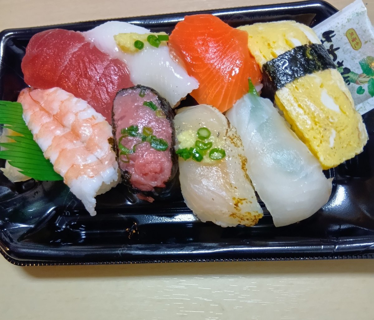 hinan2026's tweet photo. にぎり寿司
　イオンスーパー様で買いました。
　お寿司は、年に1回と言いつつ、また食べてしまい、申し訳ございません。
　一口一口が堪らなかったです。
　美味しかったです。
　ありがとうございました。
　 #いいねした人全員フォロー #フォロバ100 https://t.co/87yXfKCRgH