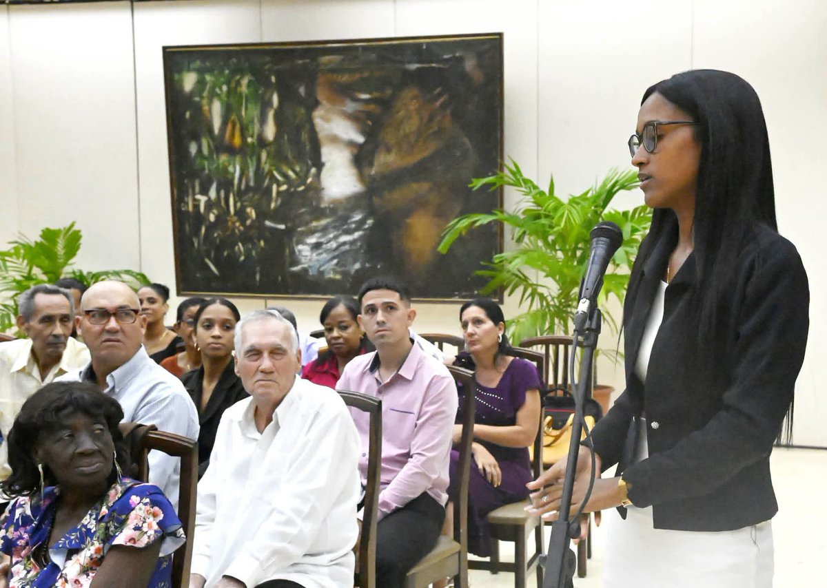 TocororoQbano's tweet photo. Desde el barrio estos jóvenes hacen crecer #Cuba rumbo al 66 aniversario de los #CDRCuba ❤️🇨🇺

#66AñosCDR https://t.co/klG798r9HC