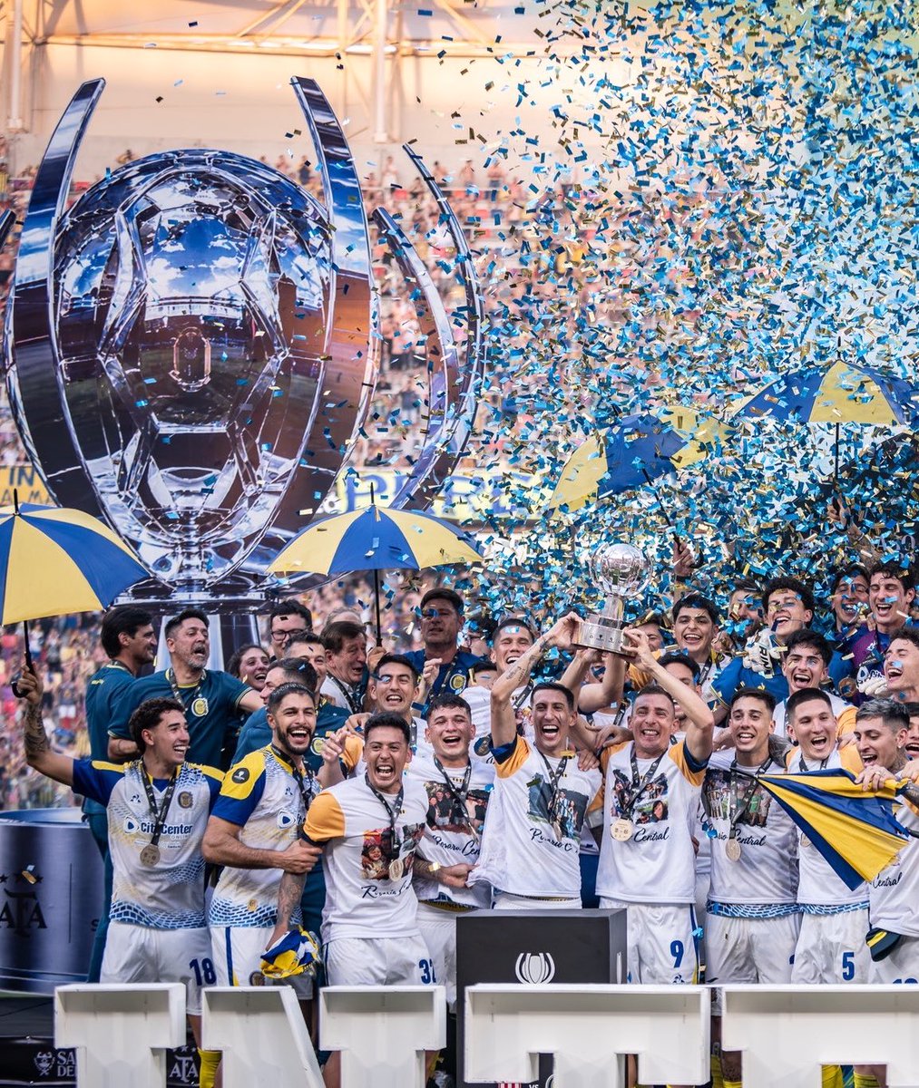 AtaqueFutbolero's tweet photo. 🏆🚨 [OFICIAL] Rosario Central es el PRIMER CLASIFICADO al TRIANGULAR DE LA RECOPA DE CAMPEONES 2027.

Se sumará el campeón de la Copa Argentina y el de la Supercopa Argentina, y VALDRÁ COMO TÍTULO OFICIAL. ⏳ https://t.co/UozNjZfIve