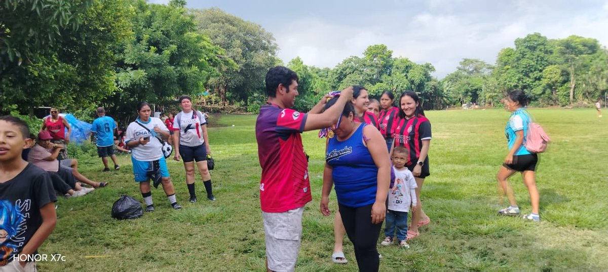 chamaguajr's tweet photo. 📍Izalco
Hoy visitamos el distrito de Izalco, en nuestro querido municipio de Sonsonate Este, para hacer entrega de uniformes a dos grandes equipos de las comunidades La Chacarita y La Joya. Hace unos meses recibí esta solicitud de su parte y, aunque a veces existen muchas limitantes económicas, ¡lo prometido es deuda! Mi compromiso de sumarme a nuestras comunidades, al talento joven y al deporte es real y de corazón.