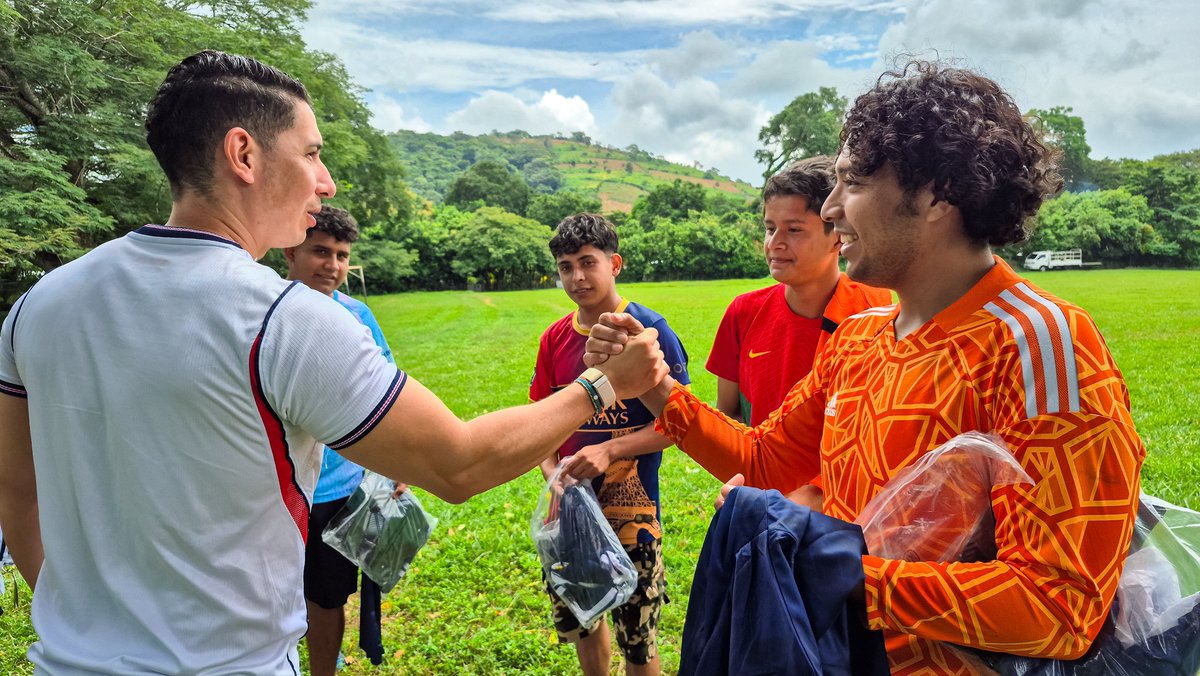 chamaguajr's tweet photo. 📍Izalco
Hoy visitamos el distrito de Izalco, en nuestro querido municipio de Sonsonate Este, para hacer entrega de uniformes a dos grandes equipos de las comunidades La Chacarita y La Joya. Hace unos meses recibí esta solicitud de su parte y, aunque a veces existen muchas limitantes económicas, ¡lo prometido es deuda! Mi compromiso de sumarme a nuestras comunidades, al talento joven y al deporte es real y de corazón.