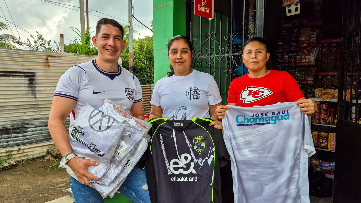 chamaguajr's tweet photo. 📍Izalco
Hoy visitamos el distrito de Izalco, en nuestro querido municipio de Sonsonate Este, para hacer entrega de uniformes a dos grandes equipos de las comunidades La Chacarita y La Joya. Hace unos meses recibí esta solicitud de su parte y, aunque a veces existen muchas limitantes económicas, ¡lo prometido es deuda! Mi compromiso de sumarme a nuestras comunidades, al talento joven y al deporte es real y de corazón.