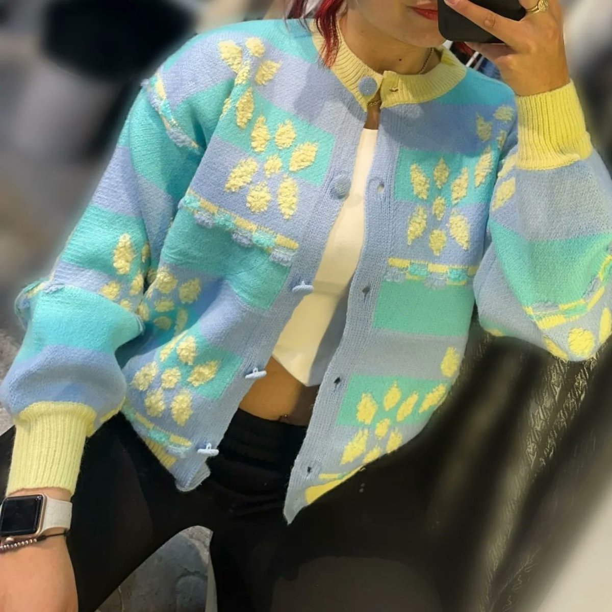 EusebioBeaorg's tweet photo. Lightweight knitted sweater with a contrasting polo collar, V-shaped lapel, and a lovely mini-heart pattern. 100% Colombian craftsmanship with excellent-quality finishes. The collegiate polo style is trending, while the heart detail adds a feminine https://t.co/Zo4SZiXLg2