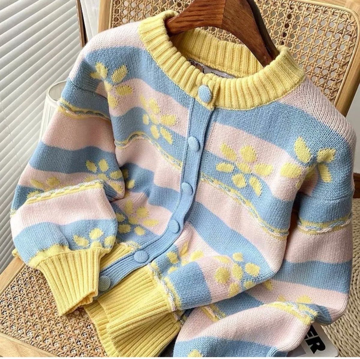 EusebioBeaorg's tweet photo. Lightweight knitted sweater with a contrasting polo collar, V-shaped lapel, and a lovely mini-heart pattern. 100% Colombian craftsmanship with excellent-quality finishes. The collegiate polo style is trending, while the heart detail adds a feminine https://t.co/Zo4SZiXLg2