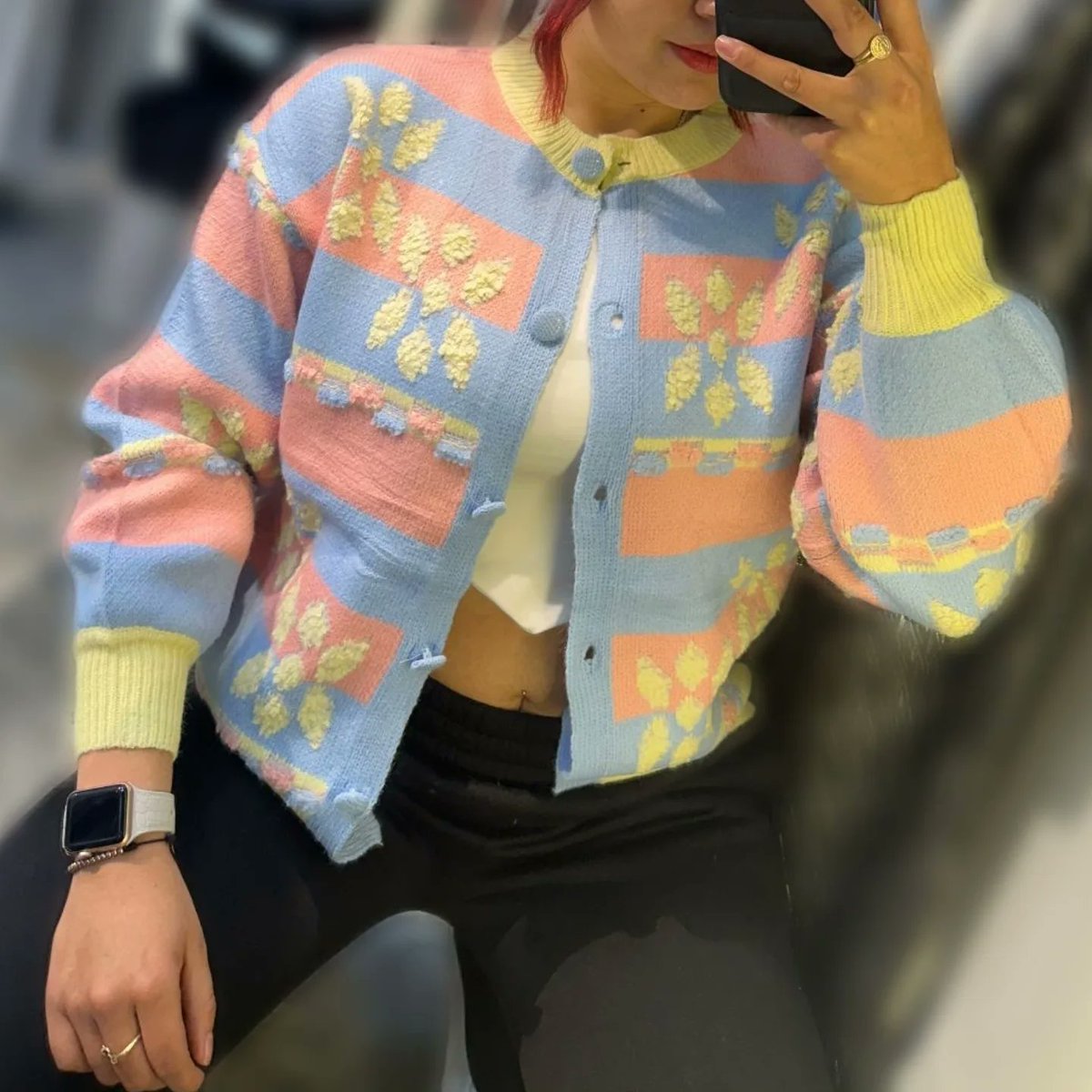 EusebioBeaorg's tweet photo. Lightweight knitted sweater with a contrasting polo collar, V-shaped lapel, and a lovely mini-heart pattern. 100% Colombian craftsmanship with excellent-quality finishes. The collegiate polo style is trending, while the heart detail adds a feminine https://t.co/Zo4SZiXLg2
