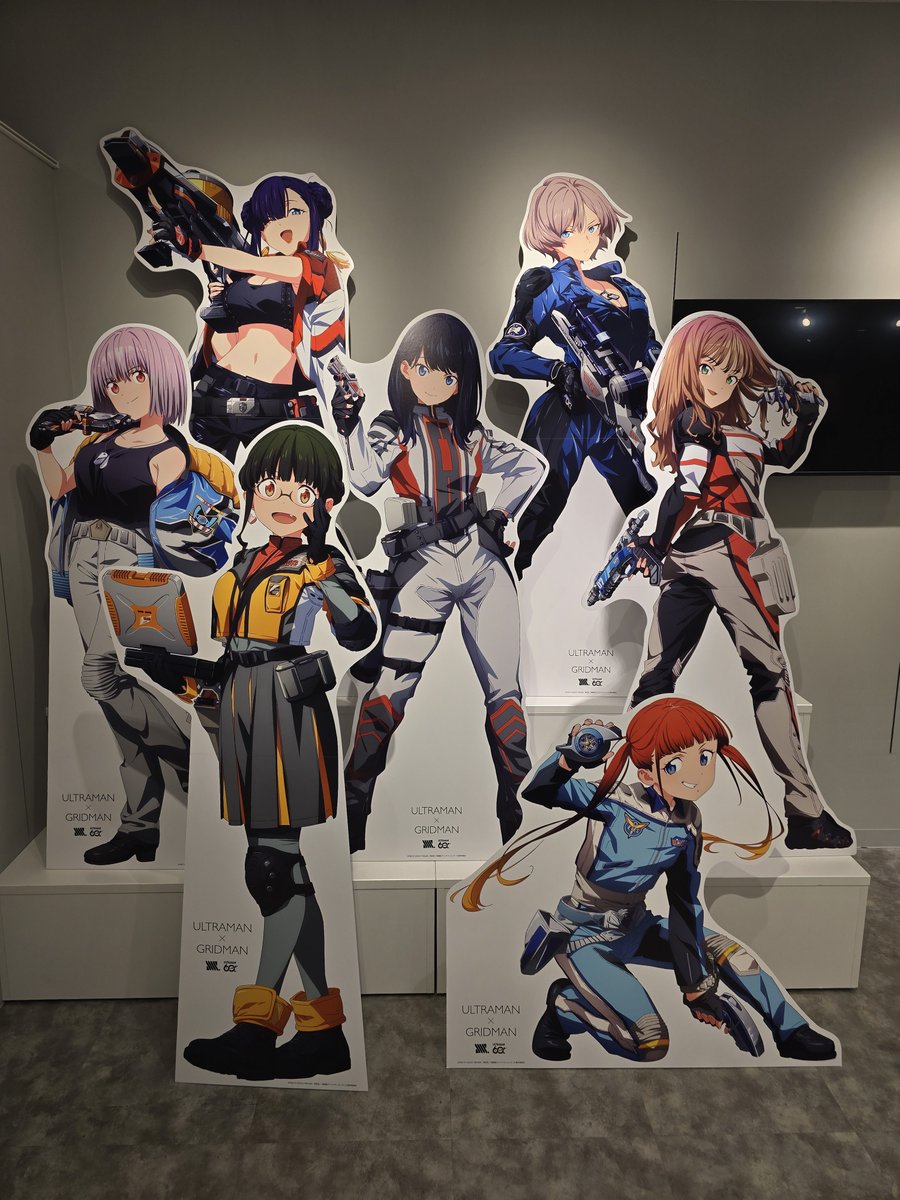 RIO_SeeNa's tweet photo. 新宿マルイアネックスのULTRAMAN×GRIDMAN平成防衛軍ヒロインズSTORE。
パネルの角度が調節されたらしく正面から撮ってもライトが反射しなくなってました。完売増えた…。高いから結構残る事もあるタペストリーが売り切れてたのは、この集合絵だと仕方ないなぁ。 https://t.co/zlZ7pl21mI
