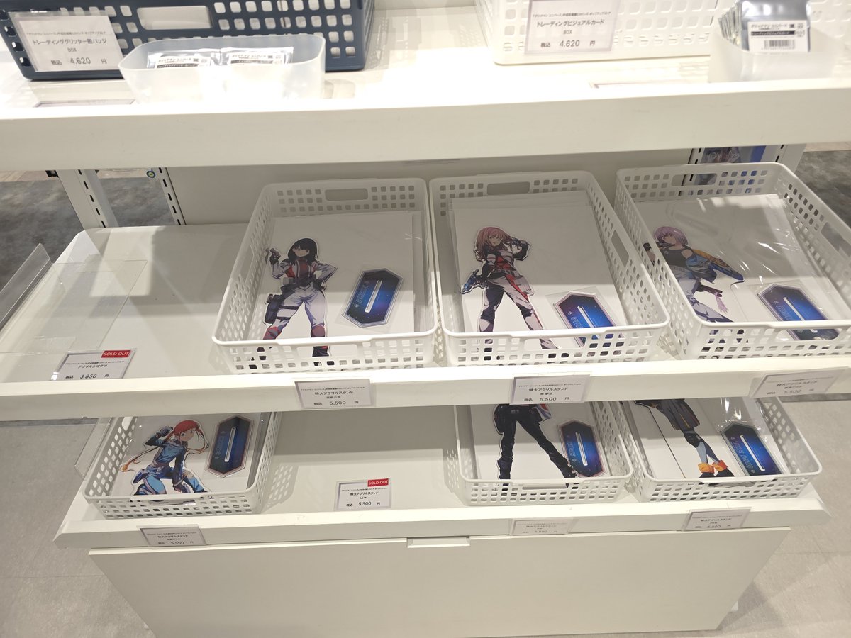 RIO_SeeNa's tweet photo. 新宿マルイアネックスのULTRAMAN×GRIDMAN平成防衛軍ヒロインズSTORE。
パネルの角度が調節されたらしく正面から撮ってもライトが反射しなくなってました。完売増えた…。高いから結構残る事もあるタペストリーが売り切れてたのは、この集合絵だと仕方ないなぁ。 https://t.co/zlZ7pl21mI