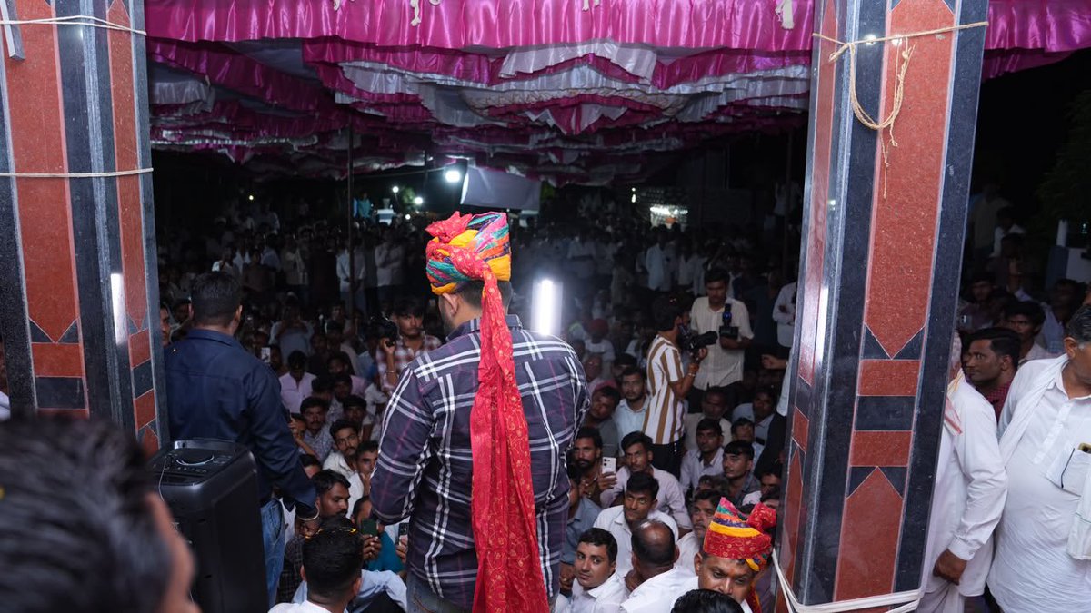 RavindraBhati__'s tweet photo. सरलीकरण यात्रा के तहत कल रात्रि लाछीवाड़ा श्री प्रकाश जी धायल (विश्नोई) के निवास स्थान पहुंचकर उपस्थित जनों को संबोधित किया और आर्थिक रूप से पिछड़े वर्ग के हितों से जुड़े विषयों एवं यात्रा के उद्देश्यों पर विस्तृत संवाद किया।

यह लड़ाई किसी एक जाति, धर्म या वर्ग की लड़ाई नहीं है, बल्कि उन सभी हकदार लोगों की सामूहिक लड़ाई है, जो आर्थिक रूप से पिछड़े वर्ग के आरक्षण की श्रेणी में आते हैं। हमारा उद्देश्य इस मुहिम की आवाज़ को प्रदेश के हर पात्र व्यक्ति तक पहुंचाना है, ताकि उनके अधिकारों से जुड़ी मांगों को मजबूती से सामने रखा जा सके।

इस जनअभियान को प्रदेश के हर कोने तक पहुंचाने में आप सभी का सहयोग अत्यंत आवश्यक है।

आप सभी द्वारा मिले आत्मीय स्नेह-सम्मान हेतु हृदयतल से कोटि-कोटि आभार। 

आओ साथ चलें...!

#सरलीकरण #लाछीवाड़ा