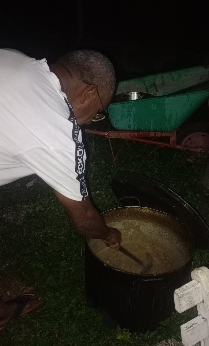 GHNordelo5's tweet photo. Aunque haya apagón, los cederistas del CDR #3, Zona #3, en La Lisa, decidieron comenzar a celebrar esta noche los #66AñosCDR, y me invitaron. #Cuba #CDRCuba https://t.co/CeOLKVVNhz