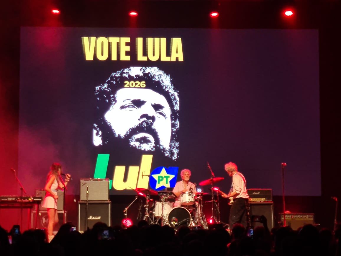 ociocretino's tweet photo. Blonde Redhead meteu um VOTE LULA agora no Balaclava Fest https://t.co/ykAM8J59Uw
