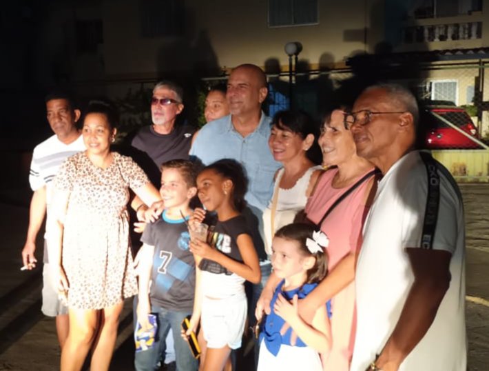 GHNordelo5's tweet photo. Aunque haya apagón, los cederistas del CDR #3, Zona #3, en La Lisa, decidieron comenzar a celebrar esta noche los #66AñosCDR, y me invitaron. #Cuba #CDRCuba https://t.co/CeOLKVVNhz