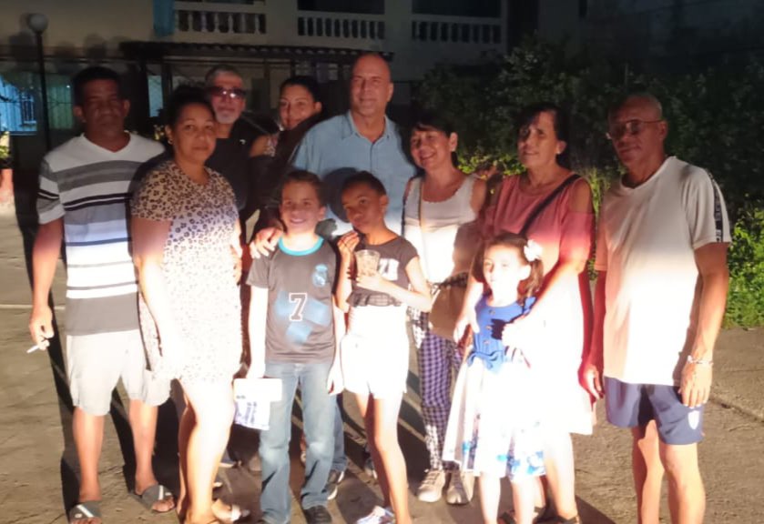 GHNordelo5's tweet photo. Aunque haya apagón, los cederistas del CDR #3, Zona #3, en La Lisa, decidieron comenzar a celebrar esta noche los #66AñosCDR, y me invitaron. #Cuba #CDRCuba https://t.co/CeOLKVVNhz