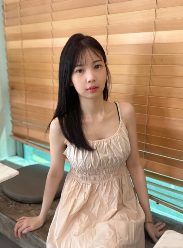 buiuloost's tweet photo. 要敬业还得是舞蹈生  跳舞的时候奶子蹦出来了都若无其事继续跳 不知道还是故意的？  #马来西亚 #晚会 #舞蹈生 #跳舞 #露出 https://t.co/m86VGHxyik