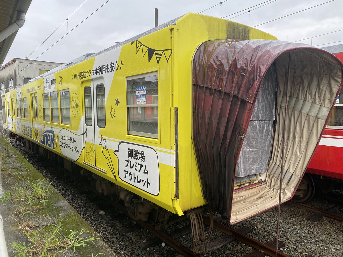nihonsushikai's tweet photo. 遠州鉄道に乗り、終点の西鹿島駅へ。
工場手前の留置線には入場待ちの片割れが。ホロは完全に取り外す事なく、金属製の棒で支えて固定していた。昔の営団6000などで見られたのと似た幅広のホロ、こんなて分割した後固定してるなんて思わなかった。 https://t.co/08cgQRWT4d