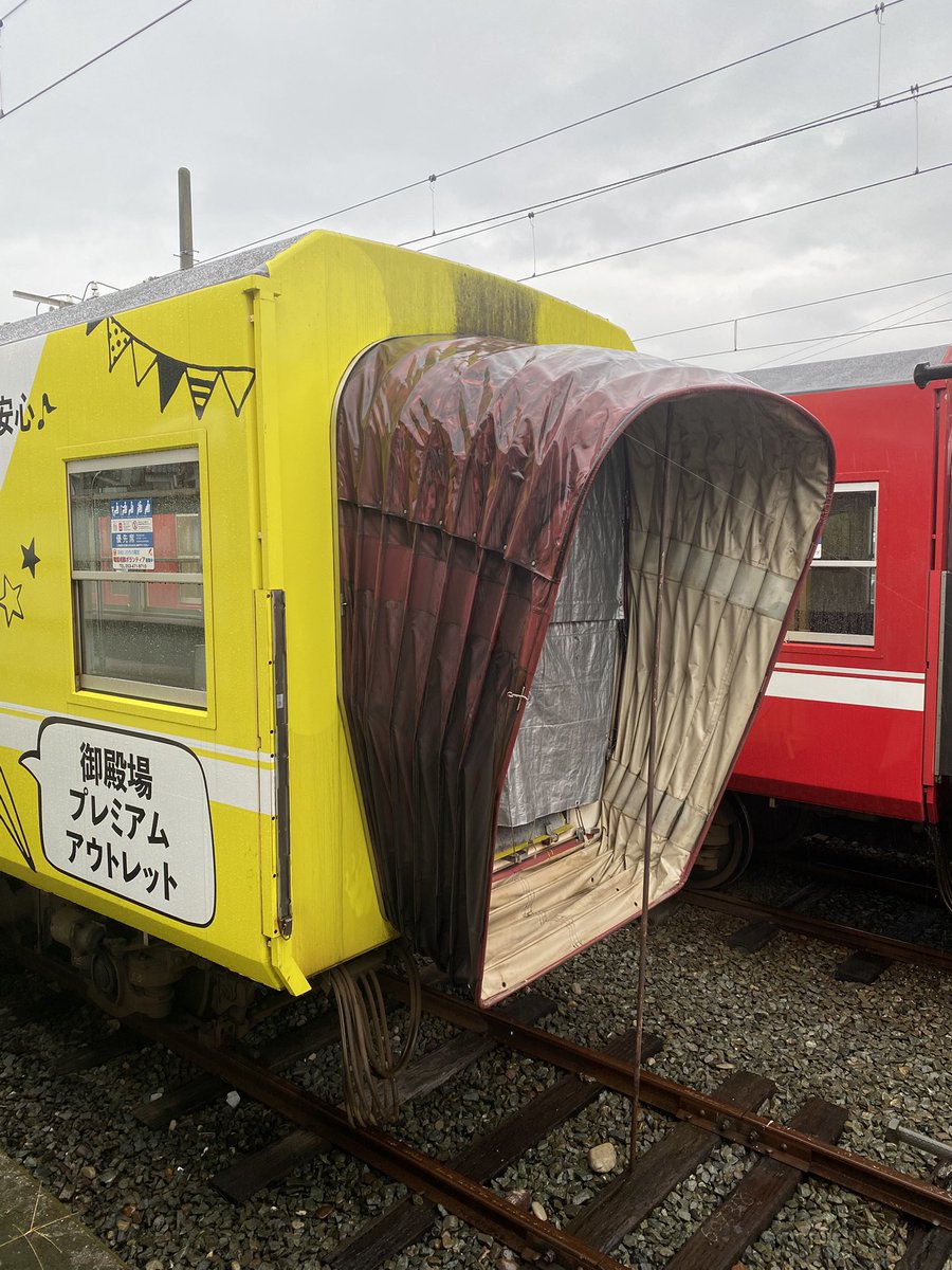 nihonsushikai's tweet photo. 遠州鉄道に乗り、終点の西鹿島駅へ。
工場手前の留置線には入場待ちの片割れが。ホロは完全に取り外す事なく、金属製の棒で支えて固定していた。昔の営団6000などで見られたのと似た幅広のホロ、こんなて分割した後固定してるなんて思わなかった。 https://t.co/08cgQRWT4d
