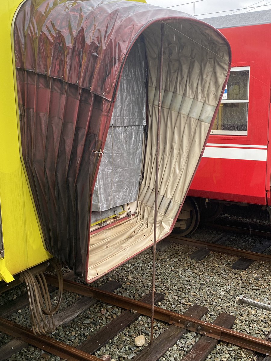 nihonsushikai's tweet photo. 遠州鉄道に乗り、終点の西鹿島駅へ。
工場手前の留置線には入場待ちの片割れが。ホロは完全に取り外す事なく、金属製の棒で支えて固定していた。昔の営団6000などで見られたのと似た幅広のホロ、こんなて分割した後固定してるなんて思わなかった。 https://t.co/08cgQRWT4d