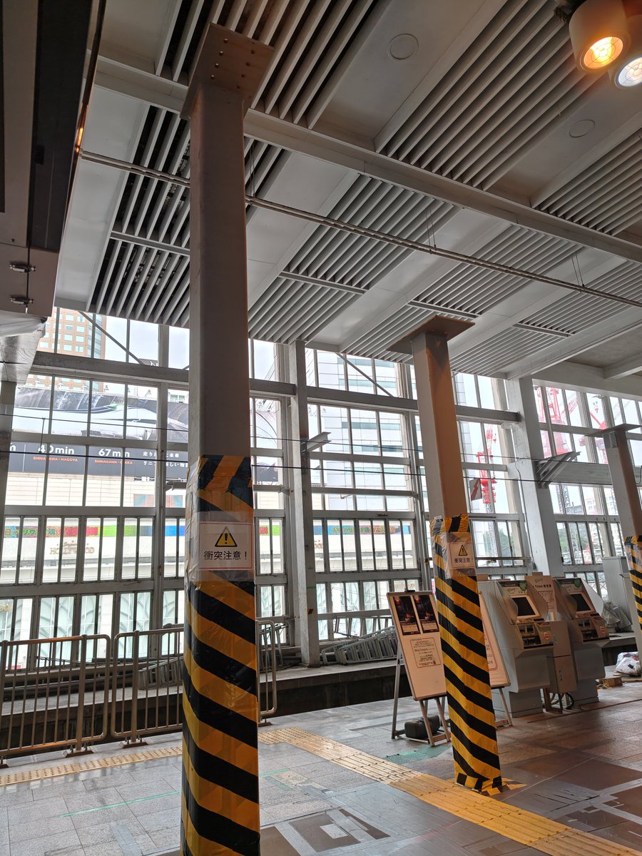 tt_maboh's tweet photo. 京急の品川駅の2番3番ホームに、仮設の柱が立ってた https://t.co/XbIVFk4Svv