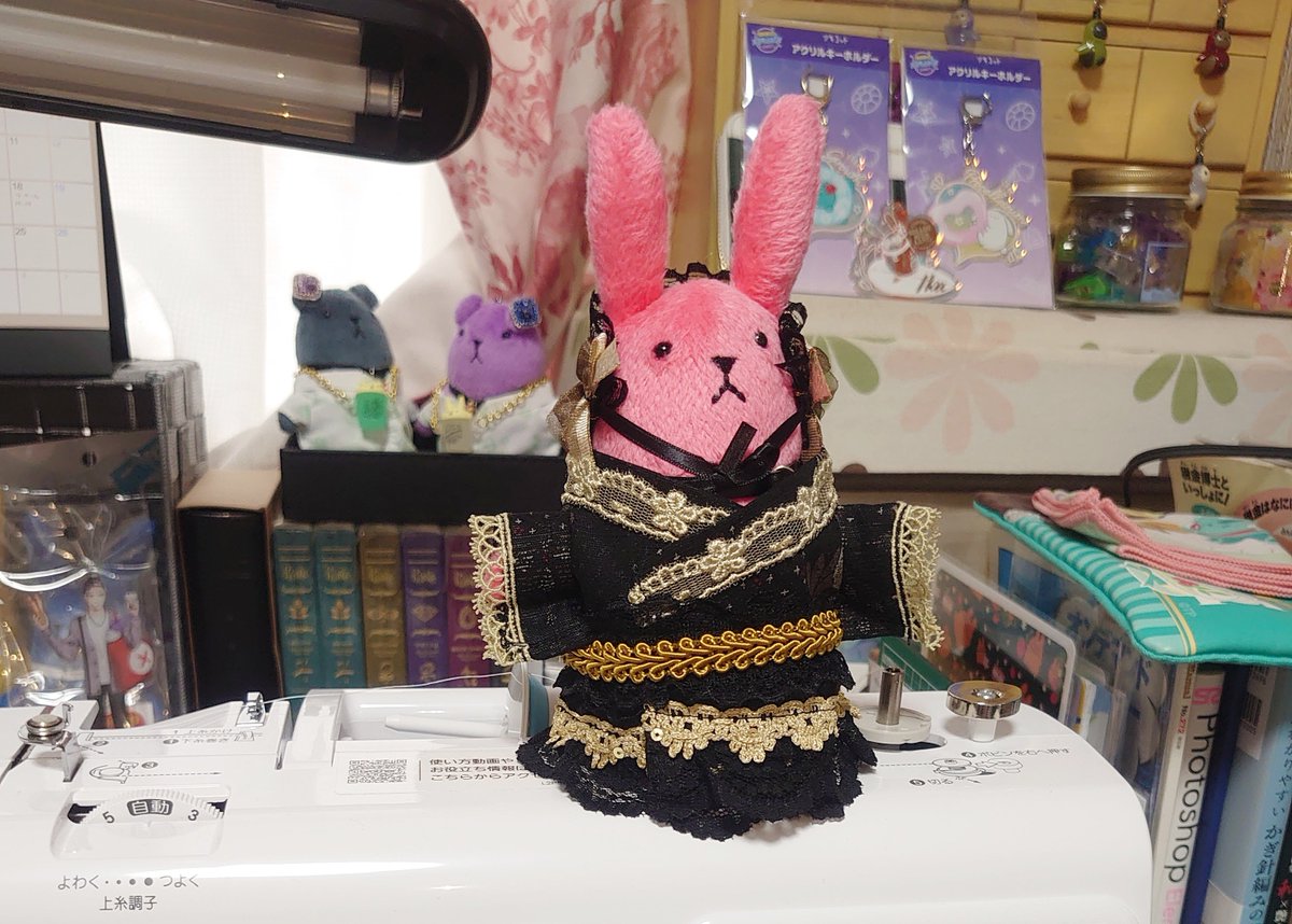 prochihaya's tweet photo. 昨日、作業を終えて、ミシンの裏にいたコに抜いたミシンのコードが当たりそうだったので(つむぎがいるので、床にコード類這わすのはNG)、ひょいっとミシンの上に乗せてみた💕
豪華な衣装とあいまって、堂々舞台の上に立って歌っているかのような愛ちゃんになりました。「そして始まる物語〜🎶」 https://t.co/owNJGLEjEq