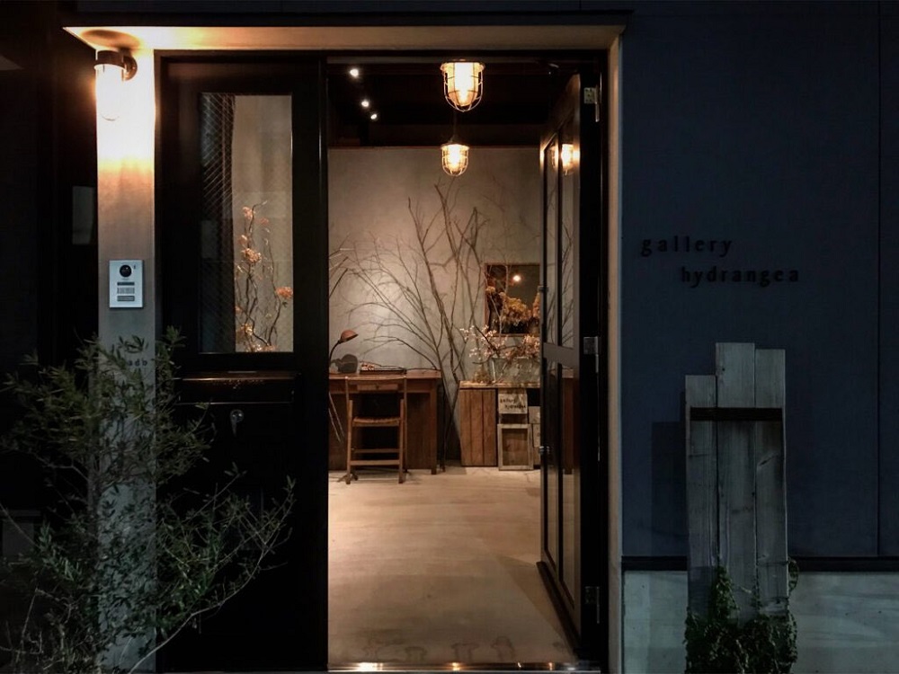 AjisaiGallery's tweet photo. 【gallery hydrangea ツリー表示終了のお知らせ】

開業以来続けてまいりましたツリー表示での展示案内ですが、Xの仕様変更に伴い終了いたします。
ひとつのスレッドにまとまる形としてご好評いただいておりましたが、現状のインプレッション低下を鑑み、より多くのお客様へ確実にお届けすることを優先させていただきます。
今後は、ハッシュタグ検索にて展示に関連するポストをご覧いただけますと幸いです。
何卒よろしくお願い申し上げます。

#gallery_hydrangea