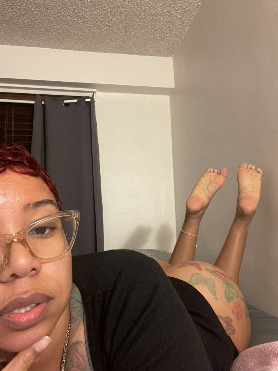 kissmyyfnarches's tweet photo. Reading your detailed messages about all the sins you’d commit to my soles. 😏 https://t.co/APYKUk0kzp